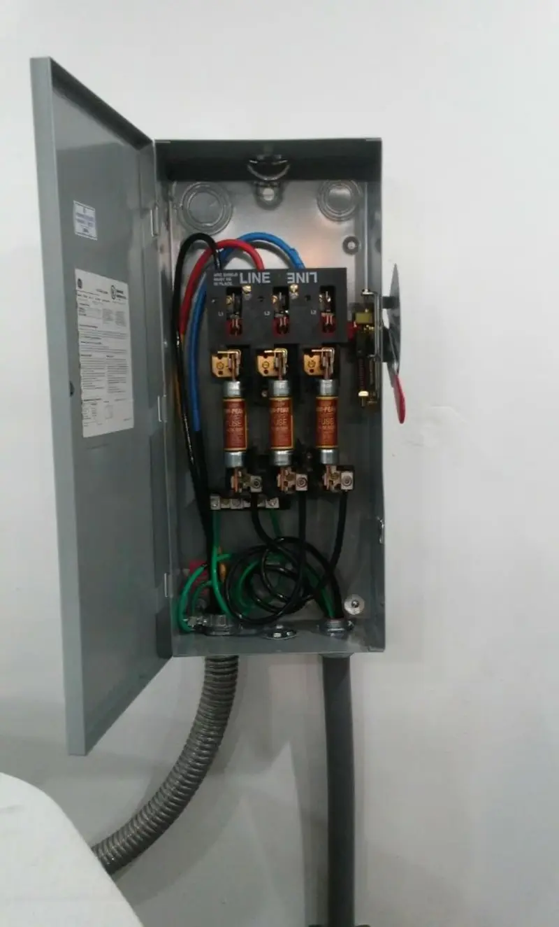 Three-phase disconnect switch installed for Smoke Detector Installation in Spring City